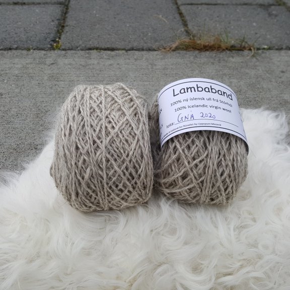 UPPSELT - Lambaband - Gná - móflekkótt mikið hvít
Lambaband er unnið úr Ull af haustlömbunum okkar, Gná var móflekkótt mikið hvít.  Bandið var spunið fyrir okkur í Uppspuna Smáspunaverksmiðju.  Bandið er tvinnað,  prjónastærð er 3 - 6,5 en ég nota mest 3,5 -4,5 (prjóna frekar laust),  50 grömm eru um 100m.