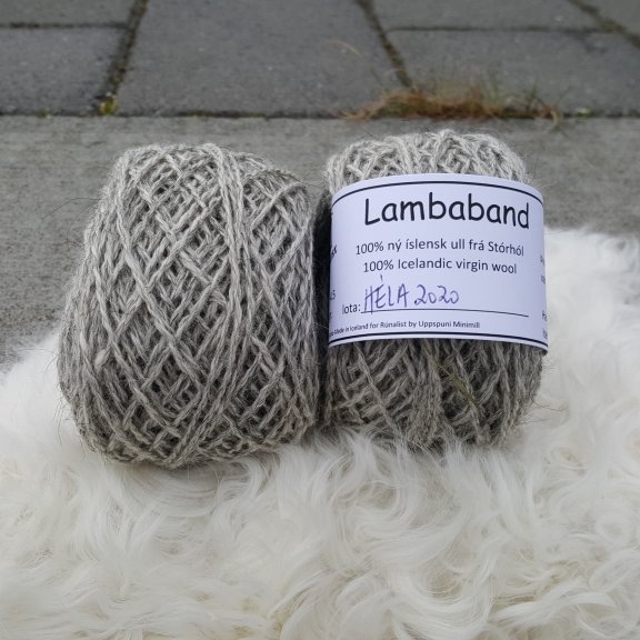 UPPSELT - Lambaband - Héla - ljósgrá
Lambaband er unnið úr Ull af haustlömbunum okkar, Héla er ljósgrá.  Bandið var spunið fyrir okkur í Uppspuna Smáspunaverksmiðju.  Bandið er tvinnað,  prjónastærð er 3 - 6,5 en ég nota mest 3,5 -4,5 (prjóna frekar laust),  50 grömm eru um 100m.