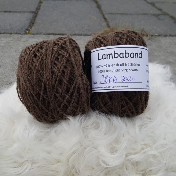 UPPSLET - Lambaband - Jörð - mórauð
Lambaband er unnið úr Ull af haustlömbunum okkar, Jörð er mórauð.  Bandið var spunið fyrir okkur í Uppspuna Smáspunaverksmiðju.  Bandið er tvinnað,  prjónastærð er 3 - 6,5 en ég nota mest 3,5 -4,5 (prjóna frekar laust),  50 grömm eru um 100m.