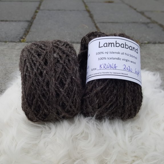 UPPSELT - Lambaband - Krúna 
Lambaband er unnið úr Ull af haustlömbunum okkar, Krúna er nánast svört en með krúnu og smá hvítar síður, ullin hennar er séstaklega mjúk.  Bandið var spunið fyrir okkur í Uppspuna Smáspunaverksmiðju.  Bandið er tvinnað,  prjónastærð er 3 - 6,5 en ég nota mest 3,5 -4,5 (prjóna frekar laust),  50 grömm eru um 100m.