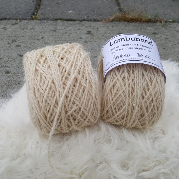 UPPSELT - Lambaband - Snæva hreinhvít
Lambaband er unnið úr Ull af haustlömbunum okkar, Snæva er hreinhvít.  Bandið var spunið fyrir okkur í Uppspuna Smáspunaverksmiðju.  Bandið er tvinnað,  prjónastærð er 3 - 6,5 en ég nota mest 3,5 -4,5 (prjóna frekar laust),  50 grömm eru um 100m.