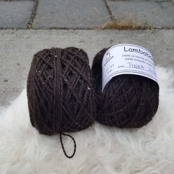 UPPSELT - Lambaband - Tinna 
Lambaband er unnið úr Ull af haustlömbunum okkar, Tinna er kolbikasvört.  Bandið var spunið fyrir okkur í Uppspuna Smáspunaverksmiðju.  Bandið er tvinnað,  prjónastærð er 3 - 6,5 en ég nota mest 3,5 -4,5 (prjóna frekar laust),  50 grömm eru um 100m.
