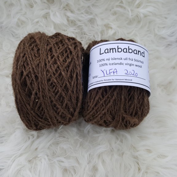 UPPSELT - Lambaband - Ylfa - mórauð 
Lambaband er unnið úr Ull af haustlömbunum okkar, Ylfa er mórauð.  Bandið var spunið fyrir okkur í Uppspuna Smáspunaverksmiðju.  Bandið er tvinnað,  prjónastærð er 3 - 6,5 en ég nota mest 3,5 -4,5 (prjóna frekar laust),  50 grömm eru um 100m.