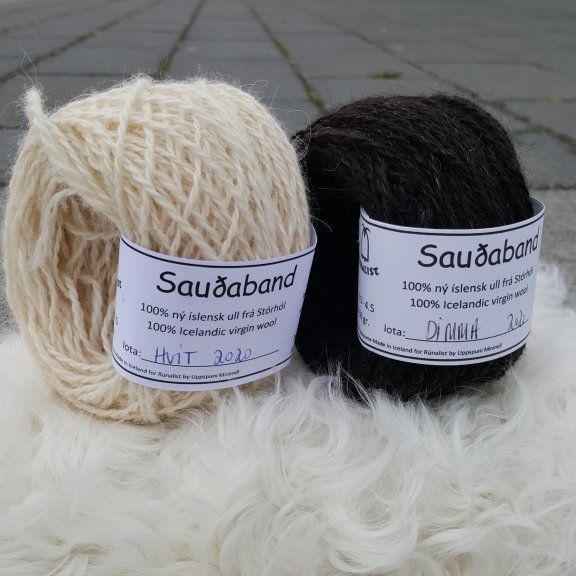 UPPSLET - Sauðaband - Hvít  og Dimma
Sauðaband er unnið úr Ull af kindunum okkar, Hvít er hreinhvít og Dimma svört.  Bandið var spunið fyrir okkur í Uppspuna Smáspunaverksmiðju.  Bandið er tvinnað,  prjónastærð er 3 - 6,5 en ég nota mest 3,5 -4,5 (prjóna frekar laust),  50 grömm eru um 100m.
