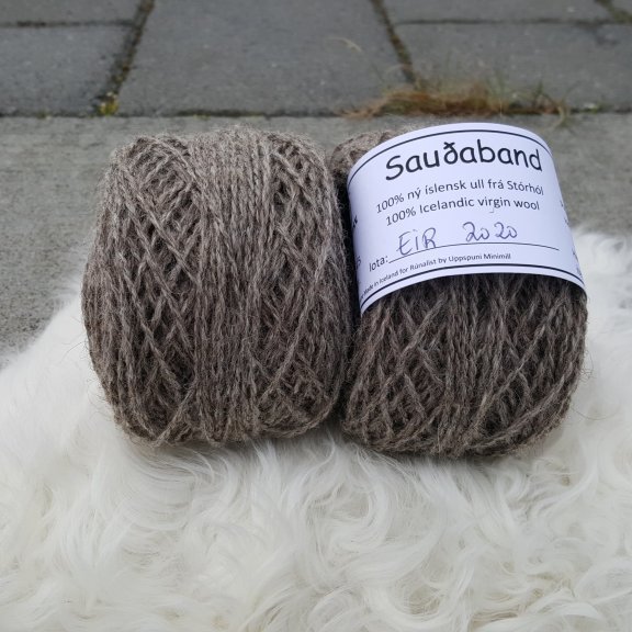 Sauðaband - Eir - grámórautt
Sauðaband er unnið úr Ull af kindinni okkar, Eir sem var grámórauð.  Bandið var spunið fyrir okkur í Uppspuna Smáspunaverksmiðju.  Bandið er tvinnað,  prjónastærð er 3 - 6,5 en ég nota mest 3,5 -4,5 (prjóna frekar laust),  50 grömm eru um 100m.