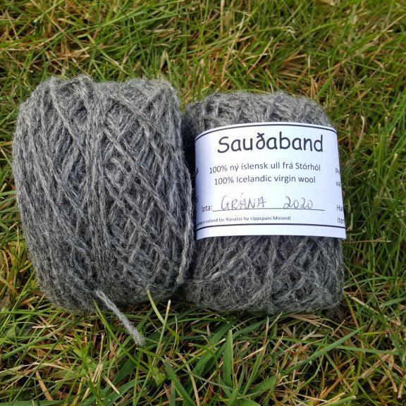 Sauðaband - Grána - Dökkgrá
Sauðaband er unnið úr Ull af kindinni okkar, Gránu sem er dökkgrá.  Bandið var spunið fyrir okkur í Uppspuna Smáspunaverksmiðju.  Bandið er tvinnað,  prjónastærð er 3 - 6,5 en ég nota mest 3,5 -4,5 (prjóna frekar laust),  50 grömm eru um 100m.