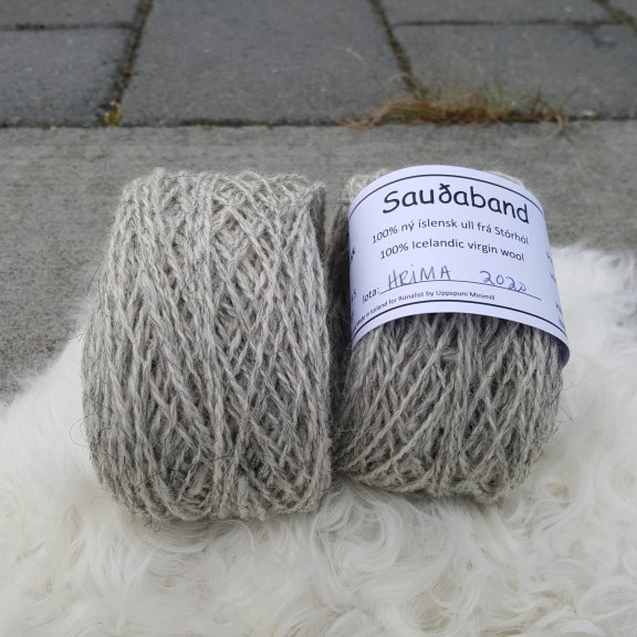 UPPSELT - Sauðaband - Hríma - grá 
Sauðaband er unnið úr Ull af kindinni okkar, Hrímu sem var grá.  Bandið var spunið fyrir okkur í Uppspuna Smáspunaverksmiðju.  Bandið er tvinnað,  prjónastærð er 3 - 6,5 en ég nota mest 3,5 -4,5 (prjóna frekar laust),  50 grömm eru um 100m.