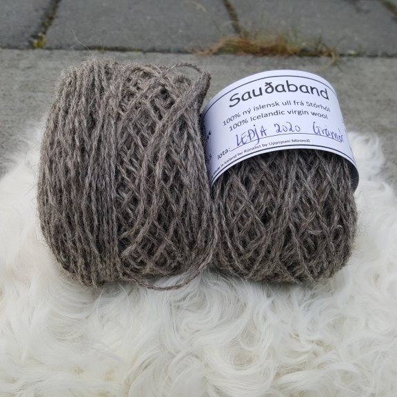 UPPSELT - Sauðaband - Leðja - grámórauð
Sauðaband er unnið úr Ull af kindinni okkar, Leðju sem var grámórauð.  Bandið var spunið fyrir okkur í Uppspuna Smáspunaverksmiðju.  Bandið er tvinnað,  prjónastærð er 3 - 6,5 en ég nota mest 3,5 -4,5 (prjóna frekar laust),  50 grömm eru um 100m.