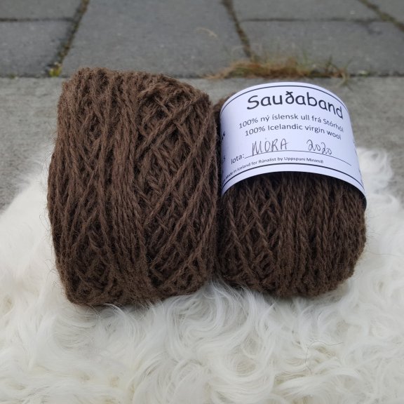 Sauðaband - Móra - mórauð
Sauðaband er unnið úr Ull af kindinni okkar, Móru sem er mórauð.  Bandið var spunið fyrir okkur í Uppspuna Smáspunaverksmiðju.  Bandið er tvinnað,  prjónastærð er 3 - 6,5 en ég nota mest 3,5 -4,5 (prjóna frekar laust),  50 grömm eru um 100m.