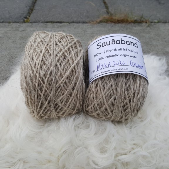 UPPSELT -Sauðaband - Móska
Sauðaband er unnið úr Ull af kindinni okkar, Mósku sem  er ljós grámórauð.  Bandið var spunið fyrir okkur í Uppspuna Smáspunaverksmiðju.  Bandið er tvinnað,  prjónastærð er 3 - 6,5 en ég nota mest 3,5 -4,5 (prjóna frekar laust),  50 grömm eru um 100m.