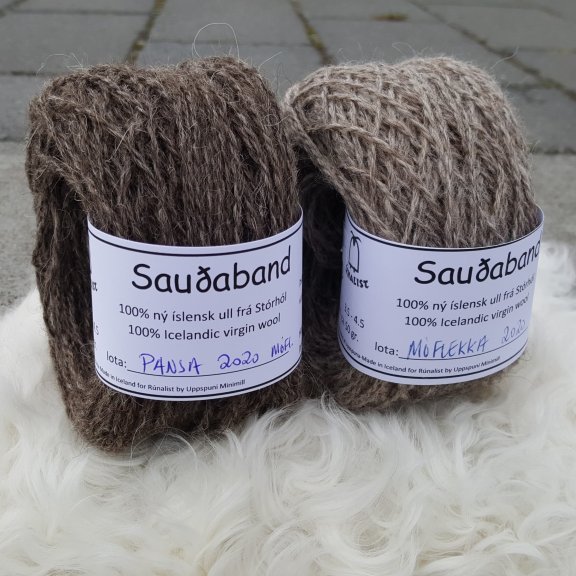 UPPSELT - Sauðaband - Pansa - Móflekka
Sauðaband er unnið úr Ull af kindinni okkar, Pansa sem var dökk grámórauð.  Bandið var spunið fyrir okkur í Uppspuna Smáspunaverksmiðju.  Bandið er tvinnað,  prjónastærð er 3 - 6,5 en ég nota mest 3,5 -4,5 (prjóna frekar laust),  50 grömm eru um 100m.