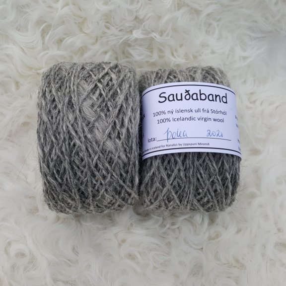 Sauðaband - Þoka
Sauðaband er unnið úr Ull af kindinni okkar, Þoku sem var grá.  Bandið var spunið fyrir okkur í Uppspuna Smáspunaverksmiðju.  Bandið er tvinnað,  prjónastærð er 3 - 6,5 en ég nota mest 3,5 -4,5 (prjóna frekar laust),  50 grömm eru um 100m.