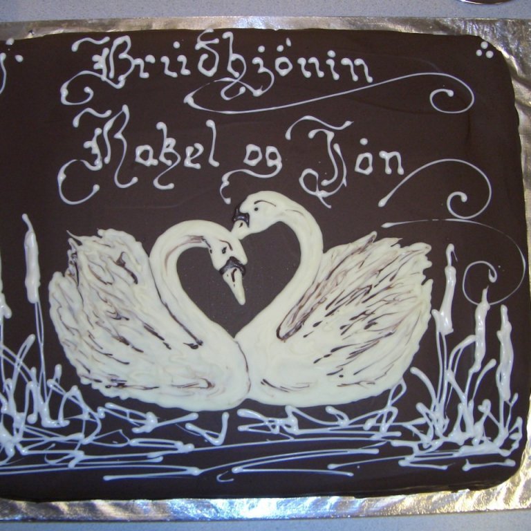 Súkkulaðihjúpuð kaka með svönum úr súkkulaði