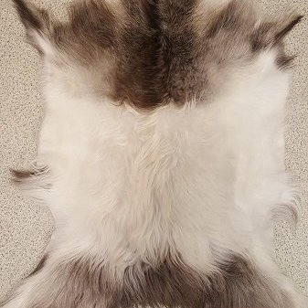 G2018-01 Geitastaka, kiðlingaskinn flott á gólf eða í stólinn, á vegginn eða í vögguna.  Verð, 25.000,- stk.