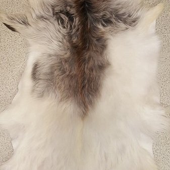 G2018-04 Geitastaka, kiðlingaskinn flott á gólf eða í stólinn, á vegginn eða í vögguna.  Verð, 25.000,- stk.