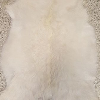 G2018-05 Geitastaka, kiðlingaskinn flott á gólf eða í stólinn, á vegginn eða í vögguna.  Verð, 25.000,- stk.