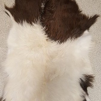 G2018-08 Geitastaka, kiðlingaskinn flott á gólf eða í stólinn, á vegginn eða í vögguna.  Verð, 25.000,- stk.