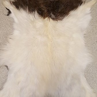 G2018-10  Geitastaka, kiðlingaskinn flott á gólf eða í stólinn, á vegginn eða í vögguna.  Verð, 25.000,- stk.