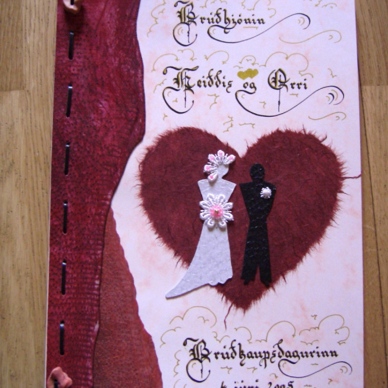 Myndanr. Z22 Brúðargestabók, skreytt með roði.  Stæðrð A4. Marmarakarton 10 blöð með forsíðu.