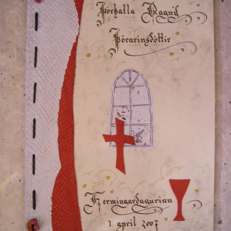 Myndanr. Z12 Fermingargestabók, skreytt með roði og stundum kirkjuglugga úr heimagerðum pappír.  Stærð A4.  Marmarakarton 10 blöð með forsíðu, skrautrituð bæn og/eða ritningagrein innan í, eftir óskum.