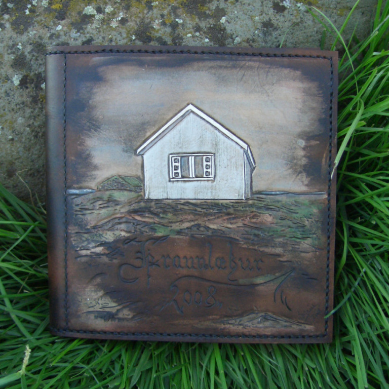 004 - Hraunlækur gestabók, handskorið í nautsleður, handlitað og handsaumað með söðlasaum