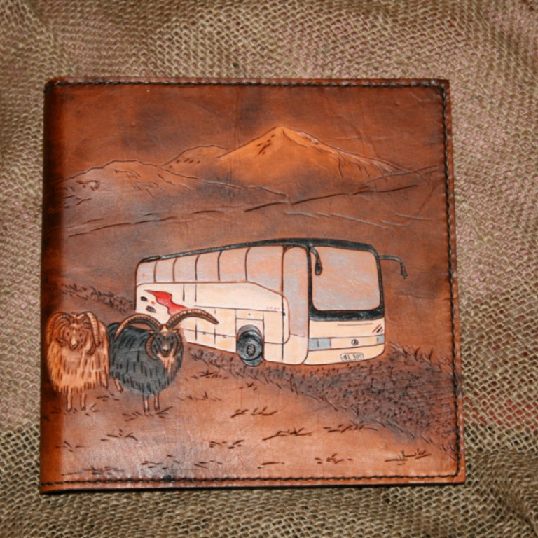 Myndanr. Z4 Gestabók, handskorið, handlitað og handsaumað með söðlasaum. Hráefni; nautshúð og sauðaleggur.