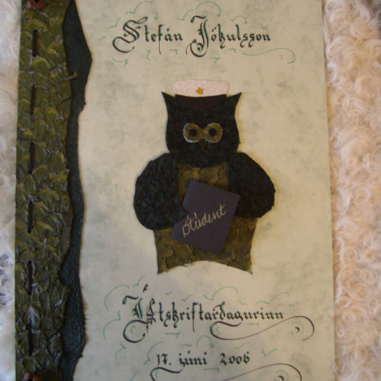 Myndanr. Z18 Forsðíðan skreytt með roði, uglan úr nílarkarfaroði og laxaroði.  hægt er að fá mismunandi lit á húfum sem hæfir tilefninu, bundið saman með hnoðum. Marmarakarton 10 blöð með forsíðu, stærð A4.