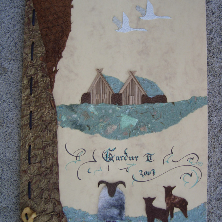 Myndanr. Z23 Forsðíðan skreytt með roði, flókakind, heimagerðum pappír og spónum, fest saman með leðurreim og beintölum.  Marmarakarton 10 blöð með forsíðu, stærð A4.012 - Gestabók, skreytt með roði, ull og endurunnum pappír