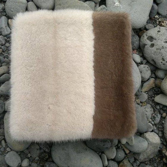 Myndanr. Z6 Handsaumuð leðurgestabók með minkaskinni á framhliðinni.