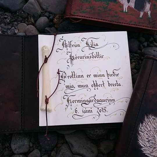 Myndanr. Z2 Handsaumauð leðurgestabók. Blöðin eru  fest með leðurreim og klofnum sauðalegg.  Skrautritun á upphafssíðu bókarinnar er innifalin.