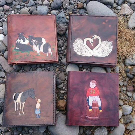 Myndanr. Z1 Gestabækur handsaumaðar með söðlasaum, handútskornar og handlitaðar.