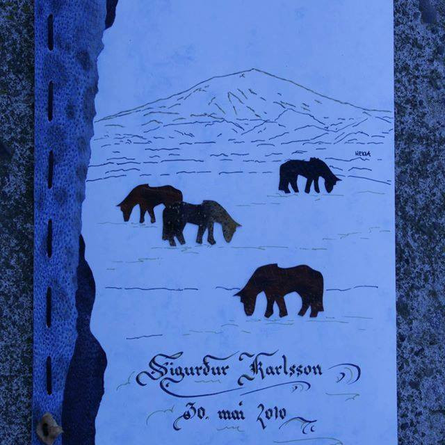 Myndanr. Z26 Forsðíðan skreytt með roði og roðhestum, fest saman með leðurreim og beintölum.  Marmarakarton 10 blöð með forsíðu, stærð A4.