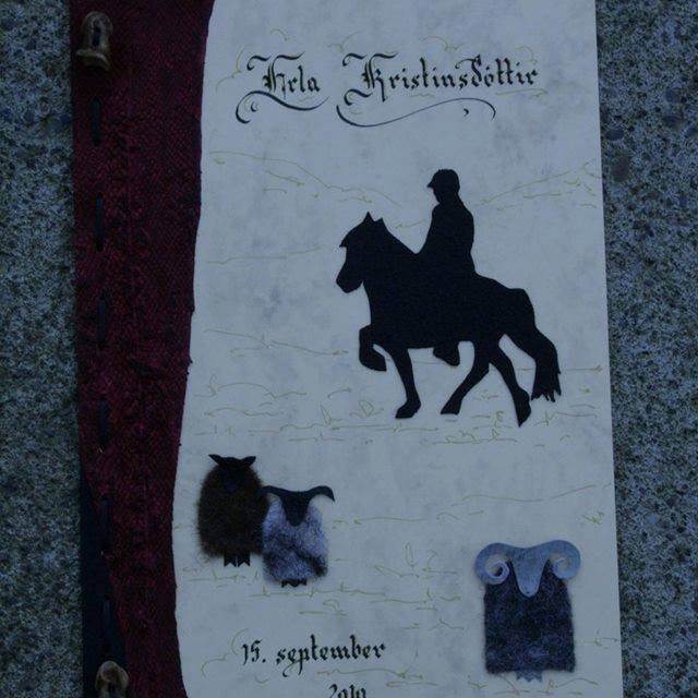 Myndanr. Z27 Forsðíðan skreytt með roði, flókakindum og roðhesti, fest saman með leðurreim og beintölum.  Marmarakarton 10 blöð með forsíðu, stærð A4.