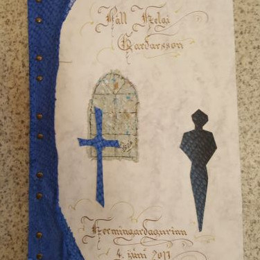 Myndanr. Z13 Forsðíðan skreytt með roði, kirkjugluggi úr heimagerðum pappír kross og drengur úr laxaroði.  Á fyrstu blaðsíðu er ritningagrein fermingabarnsins skrautrituð ef vill, bundið saman með hnoðum. Marmarakarton 10 blöð með forsíðu, stærð A4.