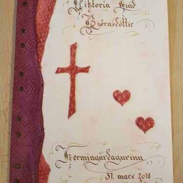 Myndanr. Z17 Fermingargestabók, skreytt með roði og stundum kirkjuglugga úr heimagerðum pappír.  Stærð A4.  Marmarakarton 10 blöð með forsíðu, skrautrituð bæn og/eða ritningagrein innan í, eftir óskum.