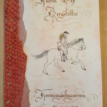 Myndanr. Z16 Fermingargestabók, skreytt með roði og stundum kirkjuglugga úr heimagerðum pappír.  Stærð A4.  Marmarakarton 10 blöð með forsíðu, skrautrituð bæn og/eða ritningagrein innan í, eftir óskum.
