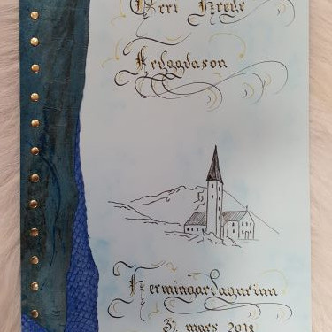Myndanr. Z14 Fermingargestabók, skreytt með roði og stundum kirkjuglugga úr heimagerðum pappír.  Stærð A4.  Marmarakarton 10 blöð með forsíðu, skrautrituð bæn og/eða ritningagrein innan í, eftir óskum.