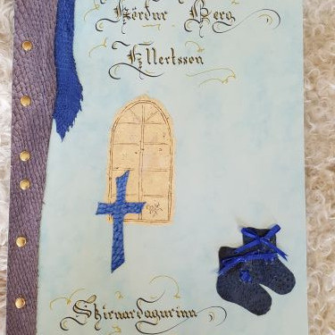 Myndanr. Z10 Skírnargestabók, skreytt með roði. Stærð A4, 10 blöð með forsíðu, lítil bæn skrautskrifuð innaní.