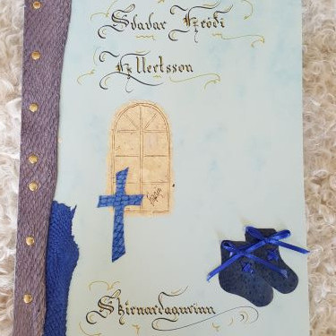 Myndanr. Z9 Skírnargestabók, skreytt með roði. Stærð A4, 10 blöð með forsíðu, lítil bæn skrautskrifuð innaní.