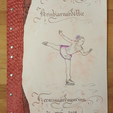 Myndanr. Z15 Fermingargestabók, skreytt með roði og stundum kirkjuglugga úr heimagerðum pappír.  Stærð A4.  Marmarakarton 10 blöð með forsíðu, skrautrituð bæn og/eða ritningagrein innan í, eftir óskum.