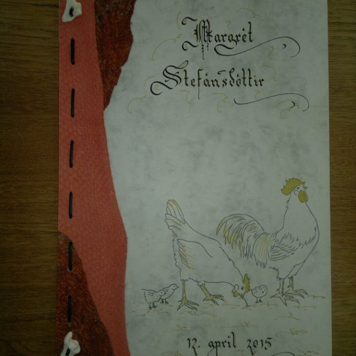 Myndanr. Z25 Forsðíðan skreytt með roði og skissuðum hænsnamyndum, fest saman með leðurreim og beintölum.  Marmarakarton 10 blöð með forsíðu, stærð A4.