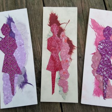 Vörunr. QV001 Vinkonukort, í mismunandi litum, marmarakarton, silkipappír og heimagerður pappir og roðstelpa. Stærð 4x10 cm, án umslags. Verð. 500,- kr/stk.