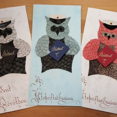 Vörunr. QS001 Marmarakarton, með uglu úr nílarkarfa- og  laxaroði. stærð 10x20 cm, ýmsir litir í boði.  Verð. 1.800- kr/stk