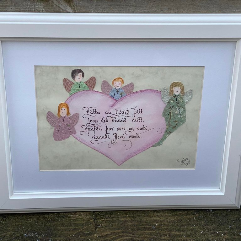 Vörunr. N2015-103 Láttu nú ljósið þitt.. skrautritað, englar úr heimagerðum pappír, með roðvængi. Stærð 30x40 cm. Verð 12.500,-.