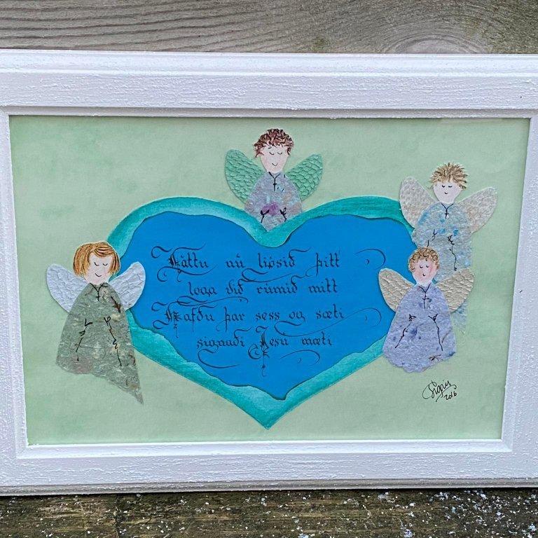 Vörunr. N2016-102 Láttu nú ljósið þitt.. skrautritað, englar úr heimagerðum pappír, með roðvængi. Stærð 20x30 cm. Verð 8.500,-.