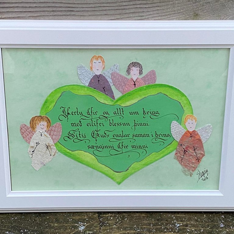 Vörunr. N2016-101 Vertu yfir og allt um ... skrautritað, englar úr heimagerðum pappír, með roðvængi. Stærð 20x30 cm. Verð 8.500,-.