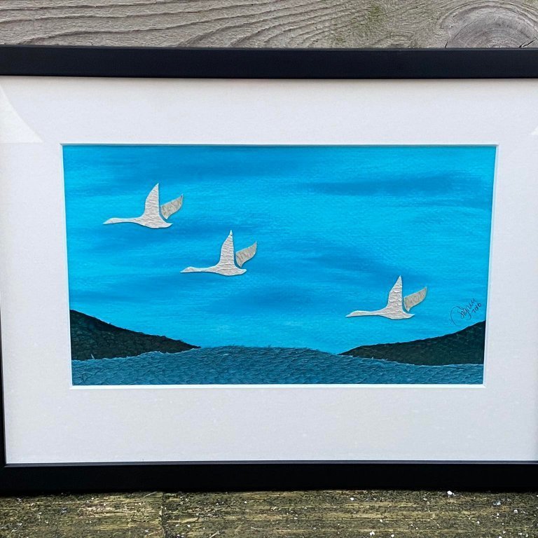 Vörunr. M2016-70  þurrpastel og laxaroð, álftir úr laxaroði.  Stærð 25x35.  Verð. 15.000,-   seld.