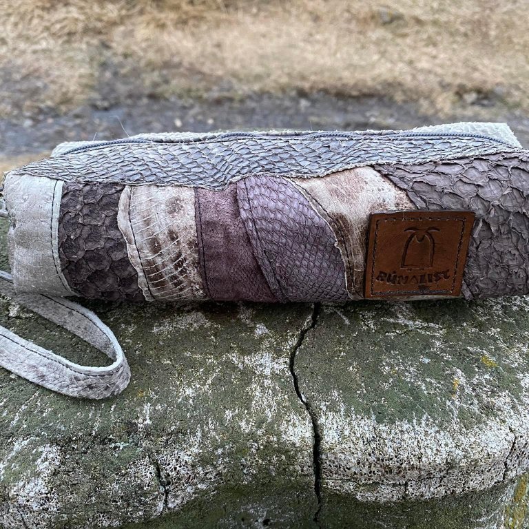 Pennaveski - Prjónaveski - Snyrtiveski  úr laxaroði, hlýraroði, nýlarkarfa, og þorskroði.  Stærð sa 22cm x 6cm x 7cm.   Verð 7.500,- iskr.   Uppselt