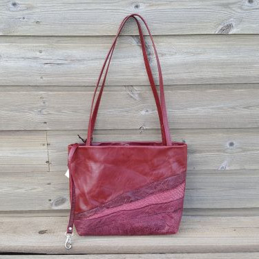 SELD -Vörunr. O001 Axlartaska, stærð  21x30 cm, úr sauðskinni, þorskroði og laxsaroði.  Verð  28.000,-