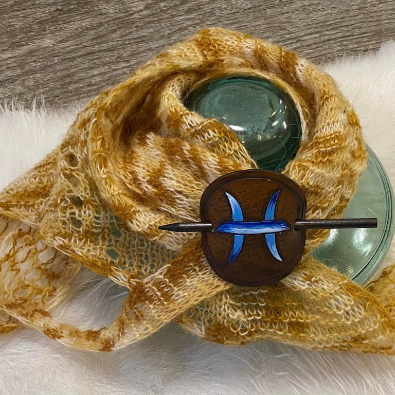 Útstylling:  Leður sjalnæla í sjali úr jurtalituðu einbandi.  Stjörnumerki - Fiskarnir.